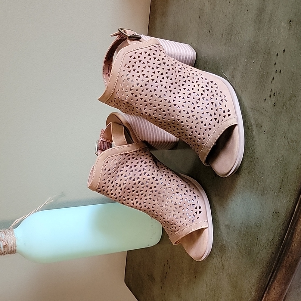 Universal thread sandals.  Size 8